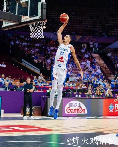 里萨谢全场9投5中，三分2中0得到10分3篮板2助攻2抢断